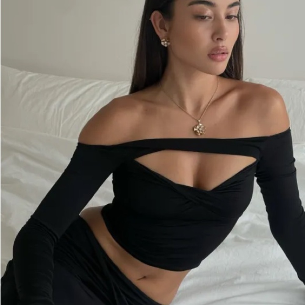 Meshki Ceri Elegant Black Off-Shoulder Top